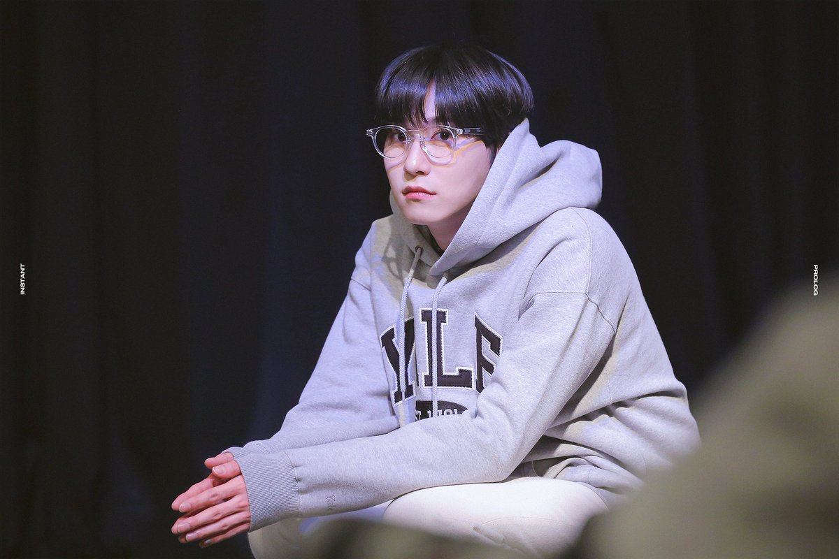 INSTANT_SX's tweet photo. 211226 팬사인회

건희선배 훔쳐보다 들키기

#건희 #KEONHEE #ONEUS @official_ONEUS https://t.co/CXTU3l3vtO