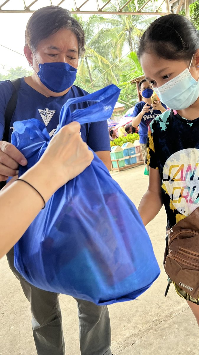 beezzz_c's tweet photo. Dec 26, 2021. My batchmates78 of CKSC and I went to Magata Mangahan to share some food and goodies to the Daraitan Tribes. https://t.co/hctgNSOgTL