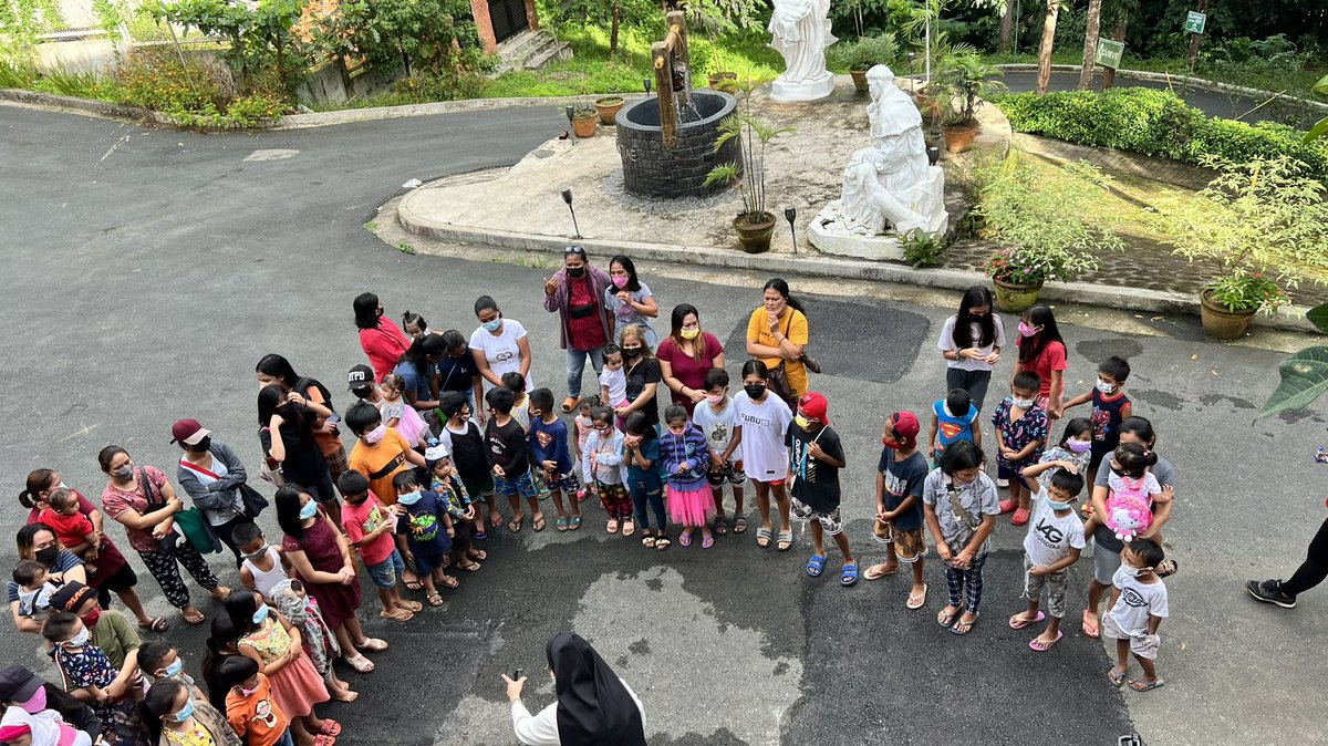 beezzz_c's tweet photo. With Father Alex Nolasco at Regina Rica. https://t.co/zGHpwc5Ltb