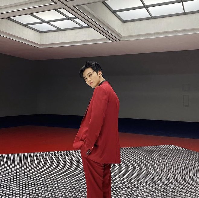 สูทแดงแรงเรียกพ่อ