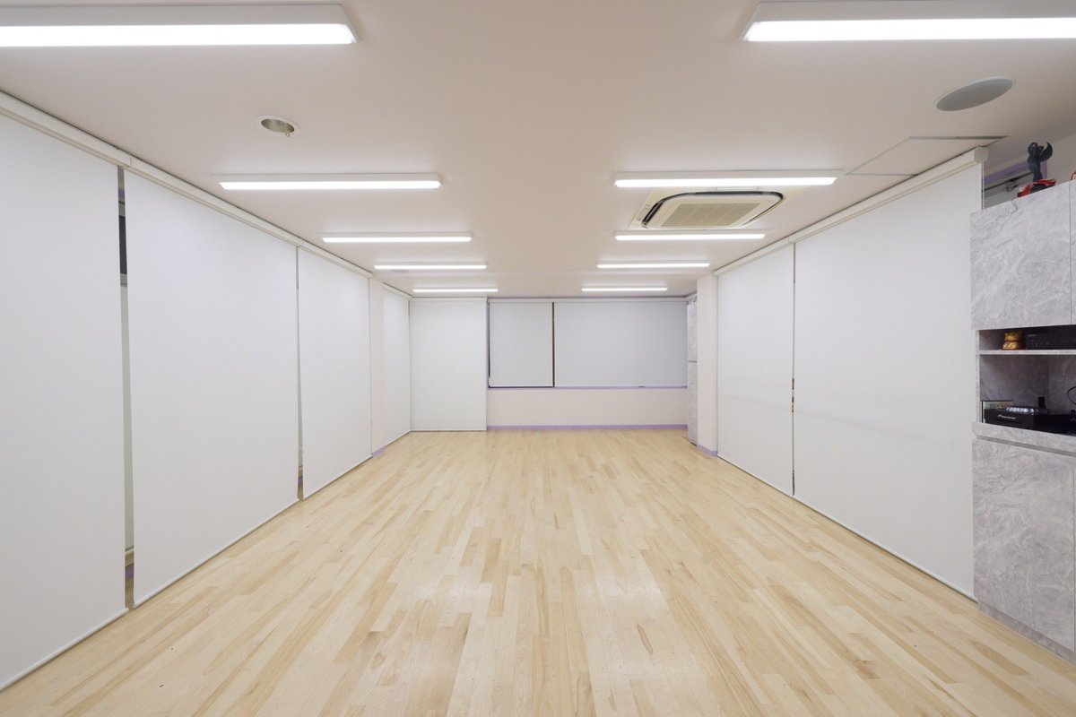 StyleHashimoto's tweet photo. 【当教室利用システム】
当教室ではレッスン時、フロアには1グループ限定でレッスンを行っております。
たっぷりゆったりレッスンしたい方にオススメです。

プライベート空間でしっかりとダンスを楽しんで下さい！

◆ フロア利用料 30分 1,100円(要予約)

#社交ダンス #中央区 #小伝馬町 https://t.co/RaGDCdmjKD