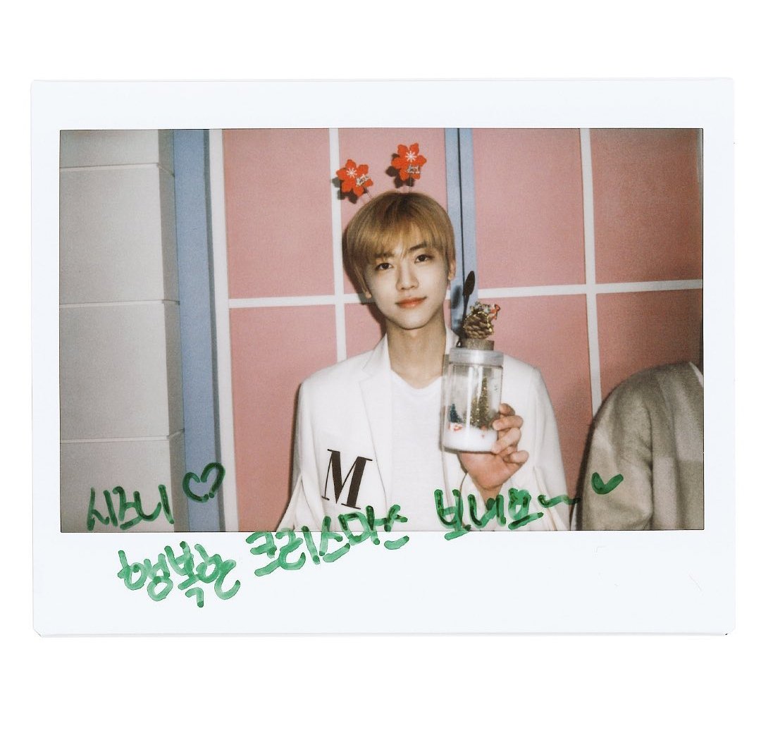 Diciembre 25;

—El joven había pasado la navidad con su padre y sus hermanos en el penthouse, donde tuvo como su invitado especial a <a href="/NxJxeMin_B/">Nana *3</a> en la cena familiar de ese día. Por ello comparte algunas fotos de él y su amigo tomadas esa noche.—