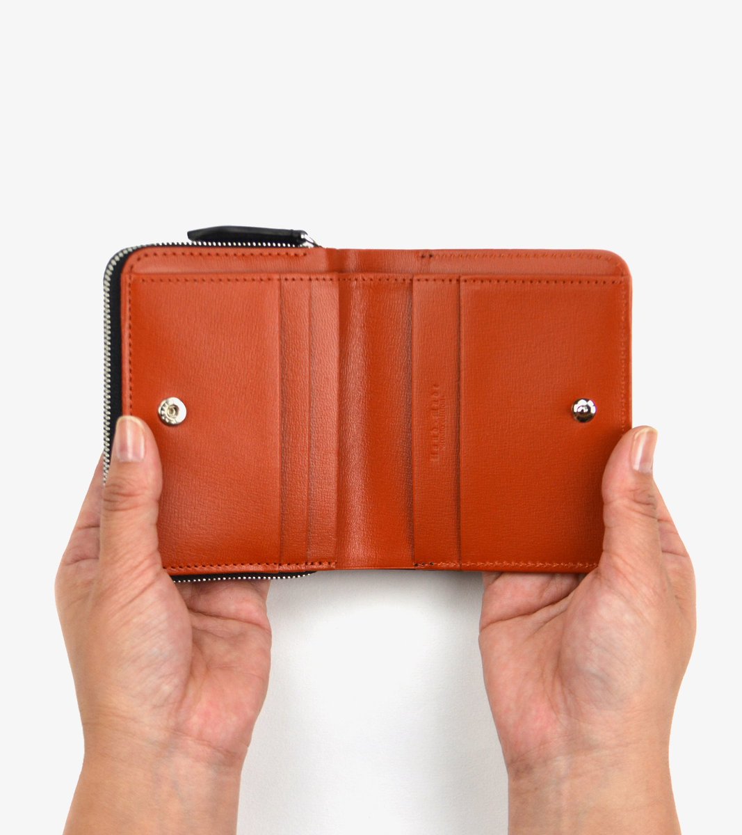 TWCMmenstokyo's tweet photo. コードバンコンパクトウォレット。
内装オレンジカラーの限定色です。
¥50,600(税込)
#thewarmthcraftsmanufacture
#cordvan
#compactwallet
#コードバン
#財布
#コンパクトウォレット
#ミニ財布
#阪急メンズ東京
#伊勢丹メンズ館
#銀座
#新宿 https://t.co/hIt9ZVWBic