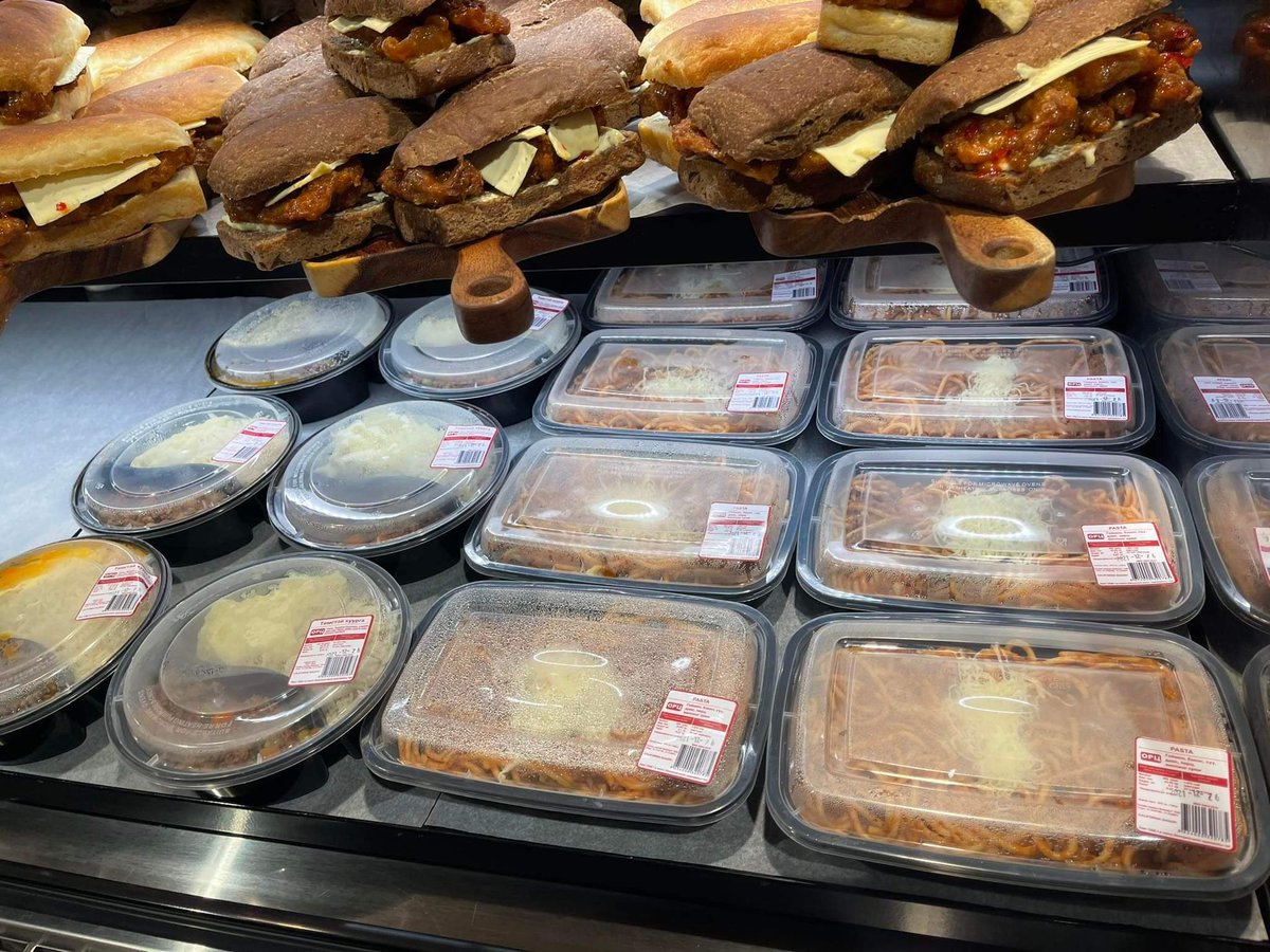 Шангри лагийн Гүүд прайст зарагддаг бэлэн хоол зарагдаж дуусахгүй бол огноог нь өөрчилж зардаг байна. Өчигдөр өглөө 12/25-ны хоолыг 12/26 болгож шошго нааж буй байдал. Увайгүй, ёс зүйгүй, өлөн хогийн гарууд🤮Бизнесийн нэр хүндээс хүний эрүүл мэнд чухал учраас бичлээ 🤦