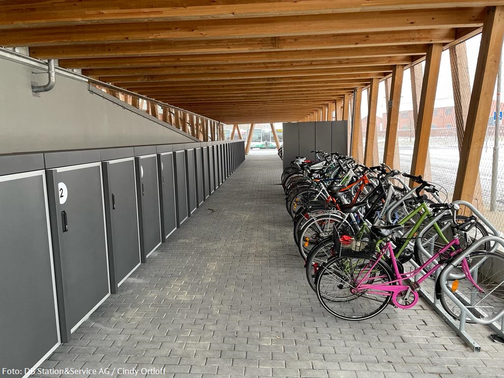 SBahnBerlin's tweet photo. Teil 2 der großen #Radparken-Umfrage läuft noch immer. 🚴‍♂️ Bewertet euren Bahnhof unter https://t.co/qFHvoBUWYm und helft mit, den Ausbau von #Fahrrad-Abstellanlagen zu beschleunigen! #verkehrswende #bahnundrad https://t.co/rs8sKOX6Gh