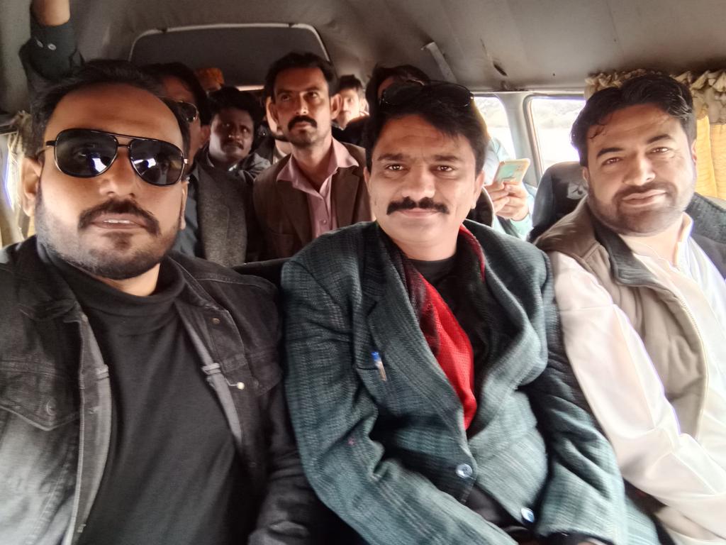 FayazAliRajpar5's tweet photo. شھید رانی محترمہ بینظیر بھٹو صاحبہ کی14 برسی کے موقع پر پارٹی کے ساتھیوں کے ہمراہ لاڑکانہ جاتے ہوۓ https://t.co/QzMcVFEHEQ