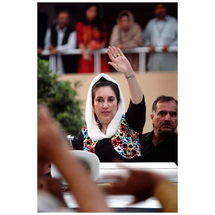 43Mehdiy's tweet photo. Tribute to Benazir Shaheed Bhutoo❤
(21 June 1953 – 27 December 2007)Woh Larki Lal Qalandar thiii✨🍂🖤
حیران ہوں کہ ایک بھی گواہی نہ مل سکی
حالانکہ ایک ہجوم میں مارا گیا مجھے💔 https://t.co/oEBT73rkfP