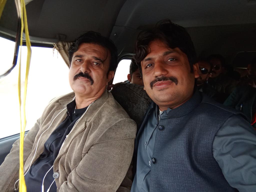 FayazAliRajpar5's tweet photo. شھید رانی محترمہ بینظیر بھٹو صاحبہ کی14 برسی کے موقع پر پارٹی کے ساتھیوں کے ہمراہ لاڑکانہ جاتے ہوۓ https://t.co/QzMcVFEHEQ
