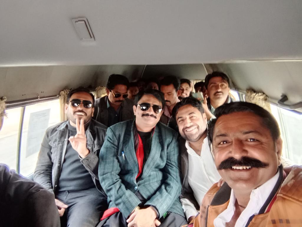 FayazAliRajpar5's tweet photo. شھید رانی محترمہ بینظیر بھٹو صاحبہ کی14 برسی کے موقع پر پارٹی کے ساتھیوں کے ہمراہ لاڑکانہ جاتے ہوۓ https://t.co/QzMcVFEHEQ