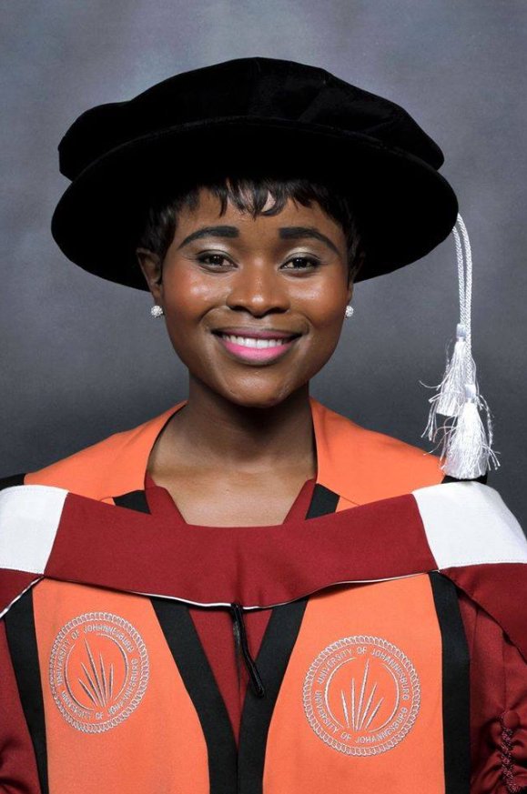 OnlyAfricaFacts's tweet photo. Today we celebrate Dr Tebogo Mashifana 🇿🇦

Born in 1986, she earned her Bachelors and Master’s degrees with cum-laude, and a PhD in engineering at 31.

At 34, one of University of Johannesburg's youngest lecturers and a mother of two, she has published over 30 engineering papers. https://t.co/go6i3QtCEX