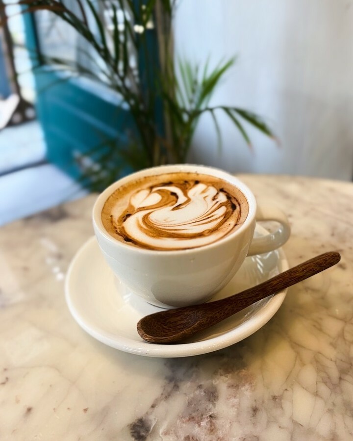 holyshotcoffee's tweet photo. Swanning about all day at the café today. Swing by anytime until 4:30pm for the flat white of your dreams 💭🤤
.
.
.
.
.
.
#flatwhite #latteart #swanlatteart #latte #christmascoffee #festive #winter #eastlondon #shoreditch #coffee #specialtycoffee #independentcoffeeshop #holys… https://t.co/jIwkYty5B5