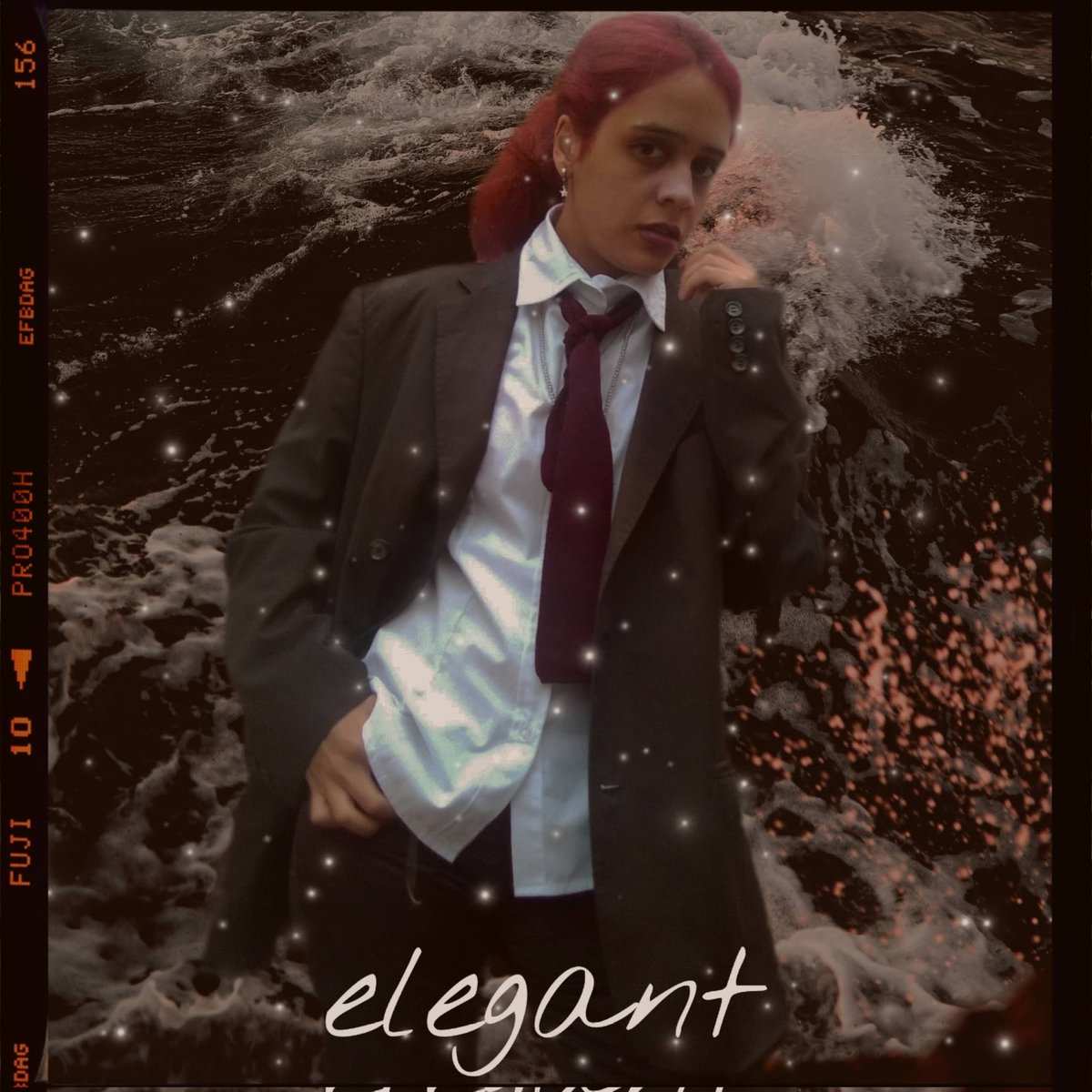 SerenaChiche's tweet photo. Hola gente bonita, hace mucho que no publicaba aquí y hoy vengo con un #edit que hice de una foto de como estaba vestida para mí #cenadeegresados (•‿•) #elegant #aesthetic  #traje #pretty #girl #pelirroja #picsart #red #rojo #bordo #fotomontaje #cute #lindo #prettygirl #selfie https://t.co/ocGN61rbyz