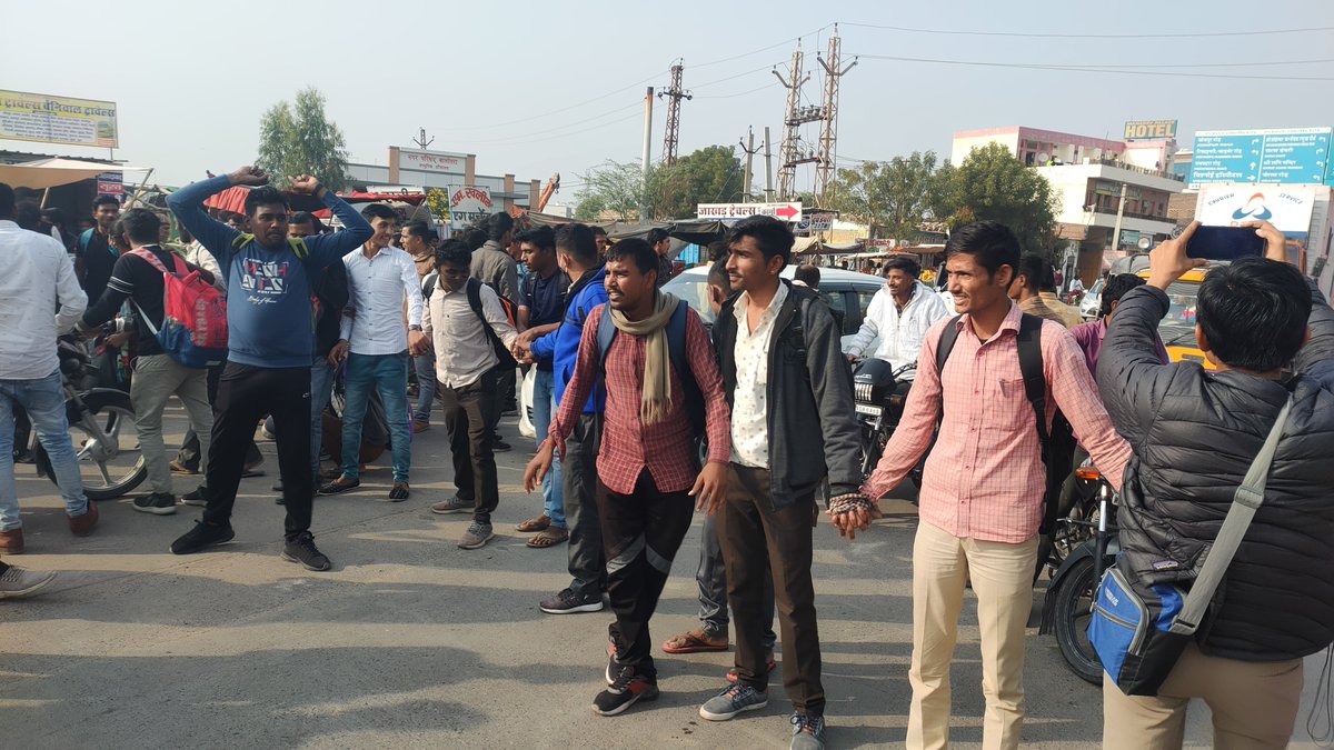 zeerajasthan_'s tweet photo. #Barmer #Balotra : बालोतरा में परीक्षार्थियों का हंगामा

रोडवेज बस नहीं मिलने पर किया हंगामा, नया बस स्टैंड के पास रोड़ किया जाम, सुबह से इंतजार कर रहे परीक्षार्थियों का टूटा सब्र

@Barmer_Police @BhupeshAacharya #RajasthanWithZee #RajasthanNews https://t.co/OYZgtZYiYM