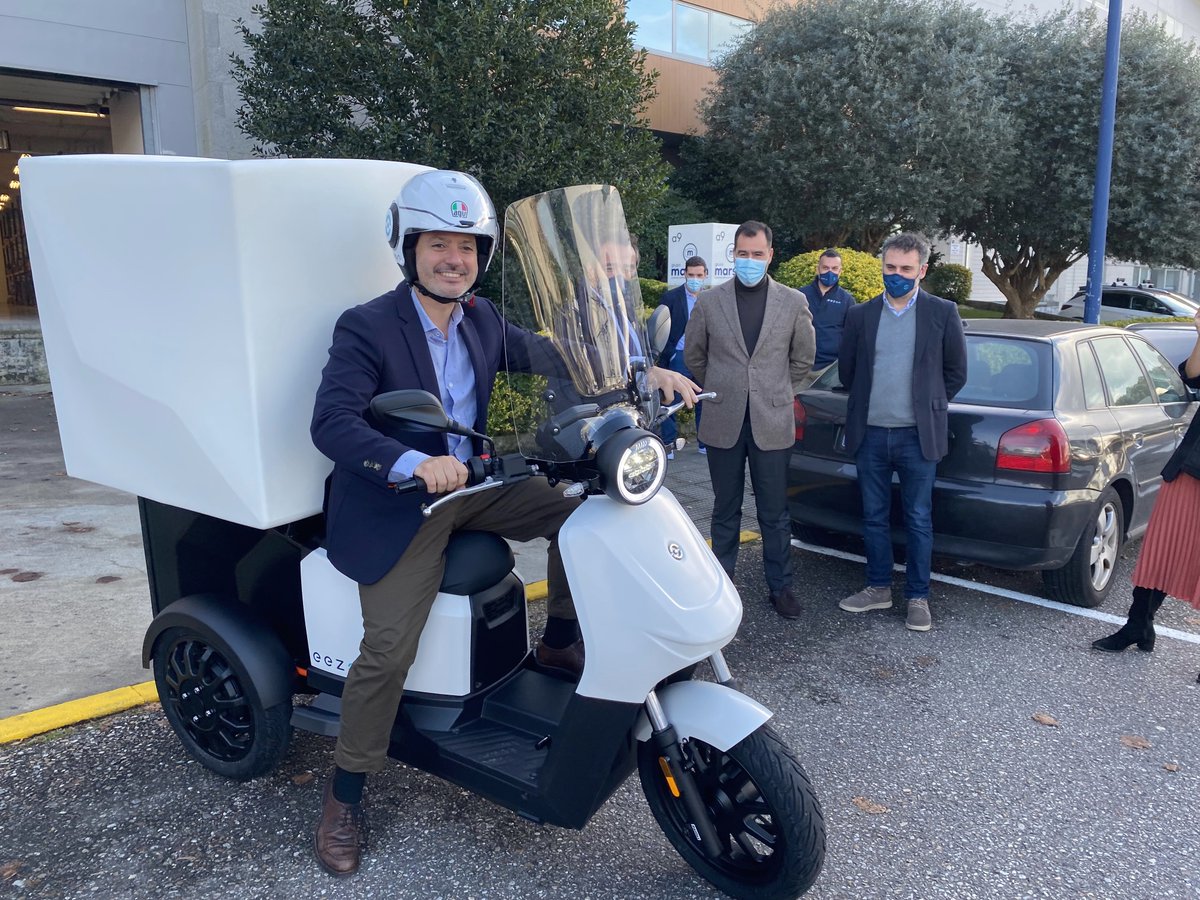 zonafrancavigo's tweet photo. 🛵 El delegado del Estado @regades visitó las instalaciones de @VMSautomotive. Allí se entregaron las primeras unidades de la moto eléctrica #eezon a @mrw_es y #Deelivers. 
📊VMS nació como una spin-off del Grupo Marsan y participó en 2016 en la 3ª edición de @via_galicia. https://t.co/24EGyalkEB