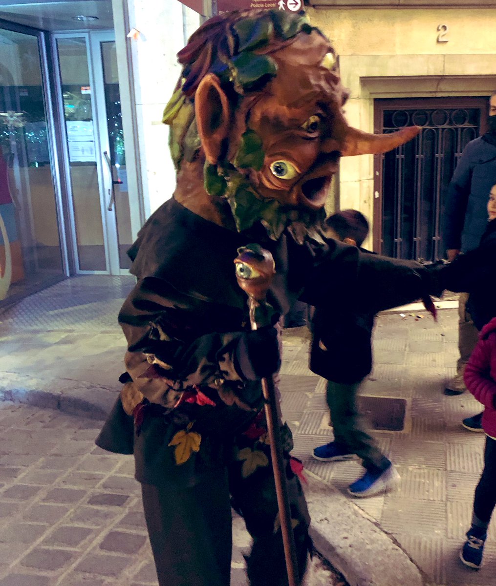 saramebat's tweet photo. Coses típiques del #desembre i #nadal vol 5 | El #fumera, un patge de la #mitologia catalana, l’espieta dels #reixos, que es passeja durant aquests dies pels carrers com els de #valls
@patrimonigencat #tradicions https://t.co/5CEM5XiPq5