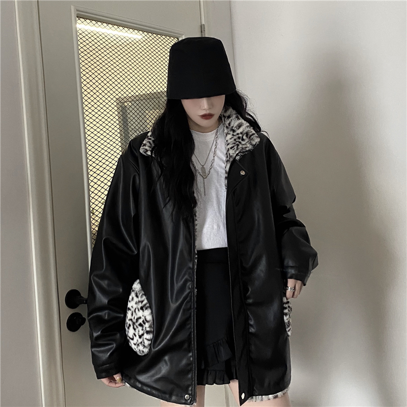 mooncomb09shop's tweet photo. 호피 리버스 자켓

검으색 느낌의 자켓과 호피 느낌의 자켓 두가지 느낌으로 입을 수 있는 리버스 자켓이에요

수요조사 참여는 RT+❤ https://t.co/DLUt9l9hqt