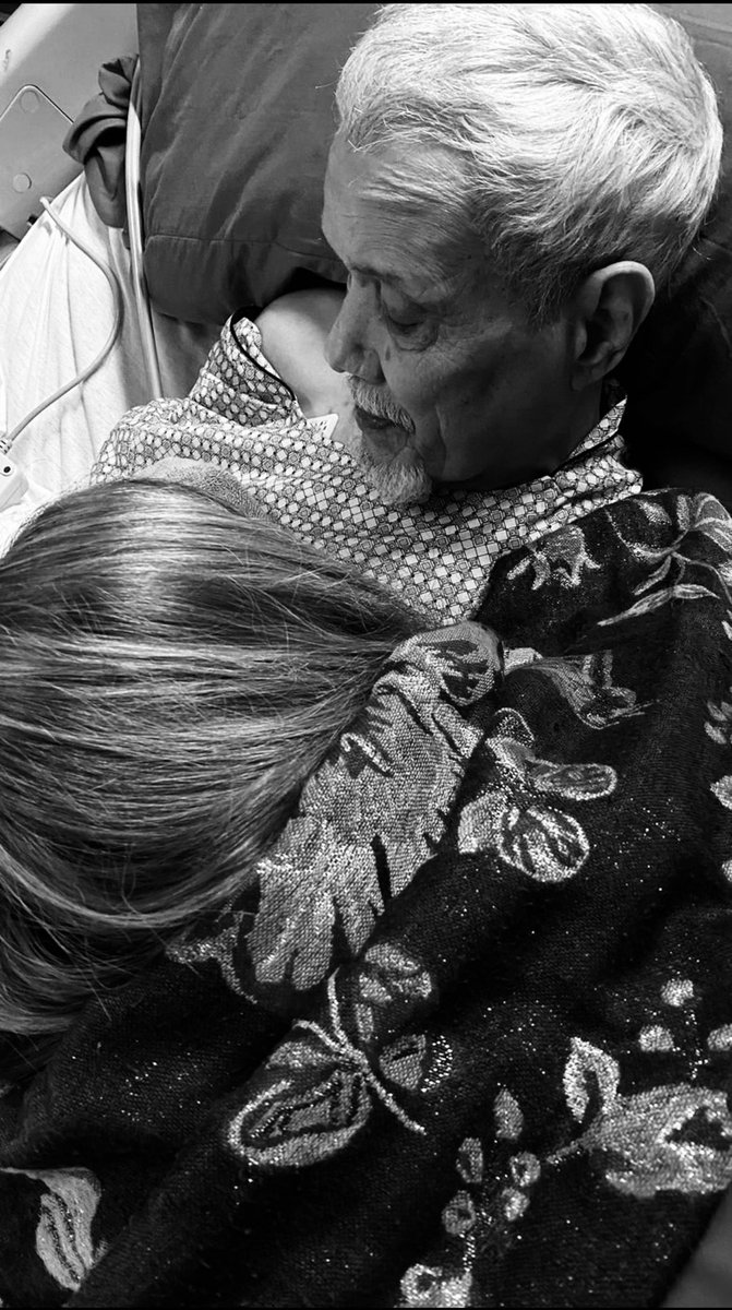 LORNNASOTO's tweet photo. Nunca imagine este momento,sabía que llegaría, duele profundamente tu partida y la acepto con valentía. Siempre serás mi rayito de sol, te veré en cada amanecer que la vida me brinde, te amare como siempre amaste a toda tu familia,pero más a tu amado pueblo. DP padre de mi alma. https://t.co/kzZx3D7pSP