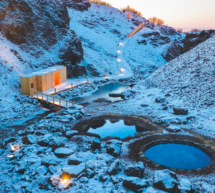 foodandtravelde's tweet image. Die verschneiten Landschaften, die von Dampf aus heißen Quellen umhüllt sind, machen #Island zu einem magischen Ort für eine Winterreise. Tauchen Sie in einen eisigen Gletscherbach ein, wandern Sie zur größten Lavahöhle der Welt und machen Sie Wellness in der #Natur. @iceland