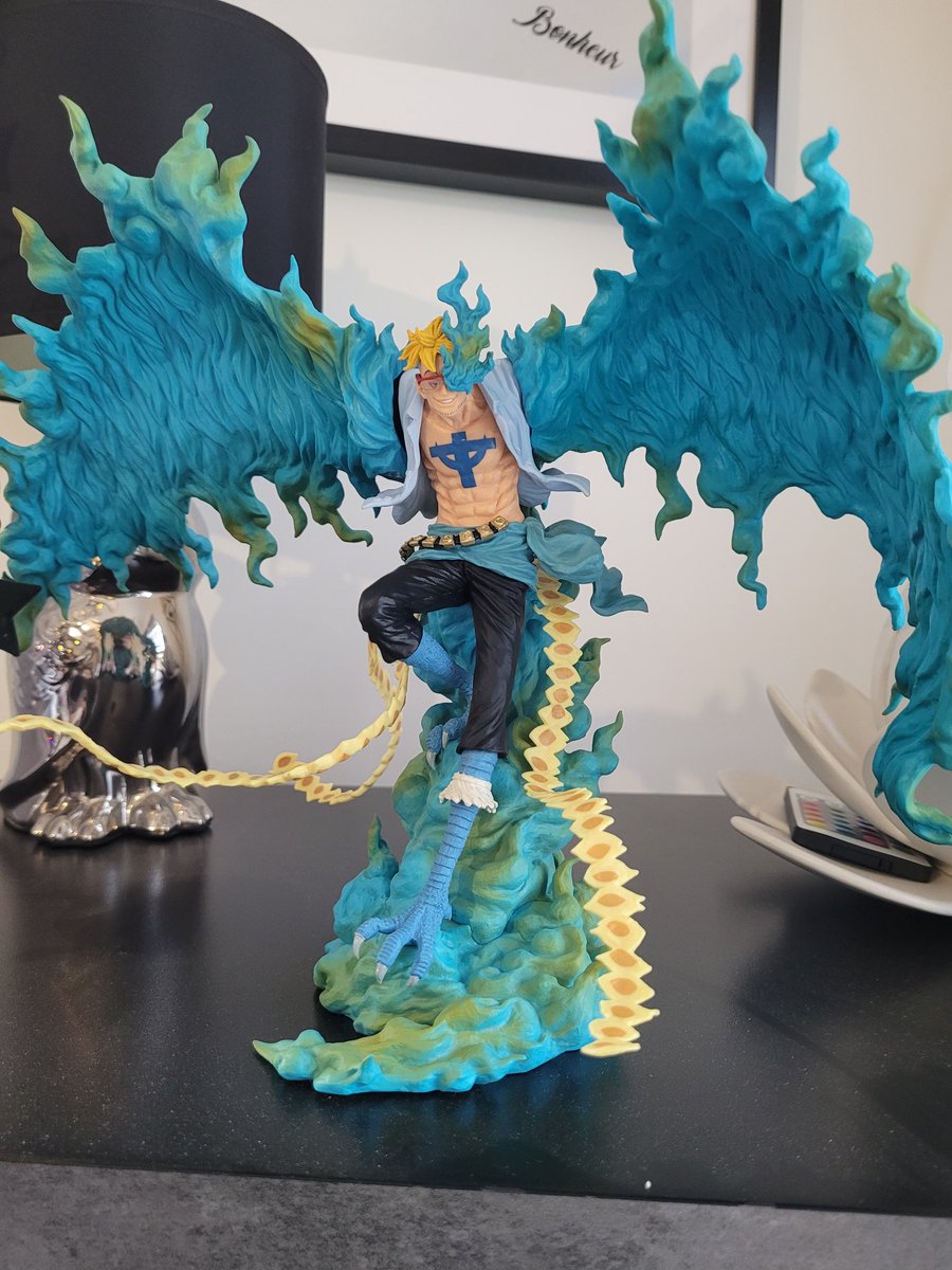 AangieChan's tweet photo. Gâté en figurine cette année 💕 #ONEPIECE #Noel #cadeaux #Present #gift #figurine https://t.co/hItNe61yVc