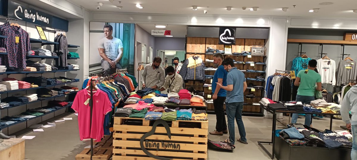 SSALMANISTAN2's tweet photo. Bday is incomplete without visiting #BHStore @bebeinghuman
#HappyBirthdaySalmanKhan
Jeete hai Shaan se @BeingSalmanKhan Fan ke naam se https://t.co/Wz5ZAUx6kI