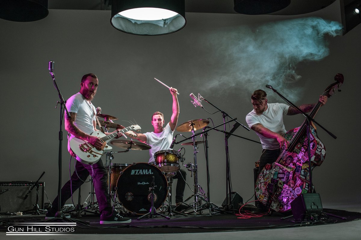 gunhillstudios1's tweet photo. The beauty of a white infinity cove is that it doesn't have to be white! #knocksville #musicvideos #musicshoots #thewildthings #bluelight #pinklight #moodylighting #haze #infinitycove #gunhillstudios https://t.co/5exsPwUa1b