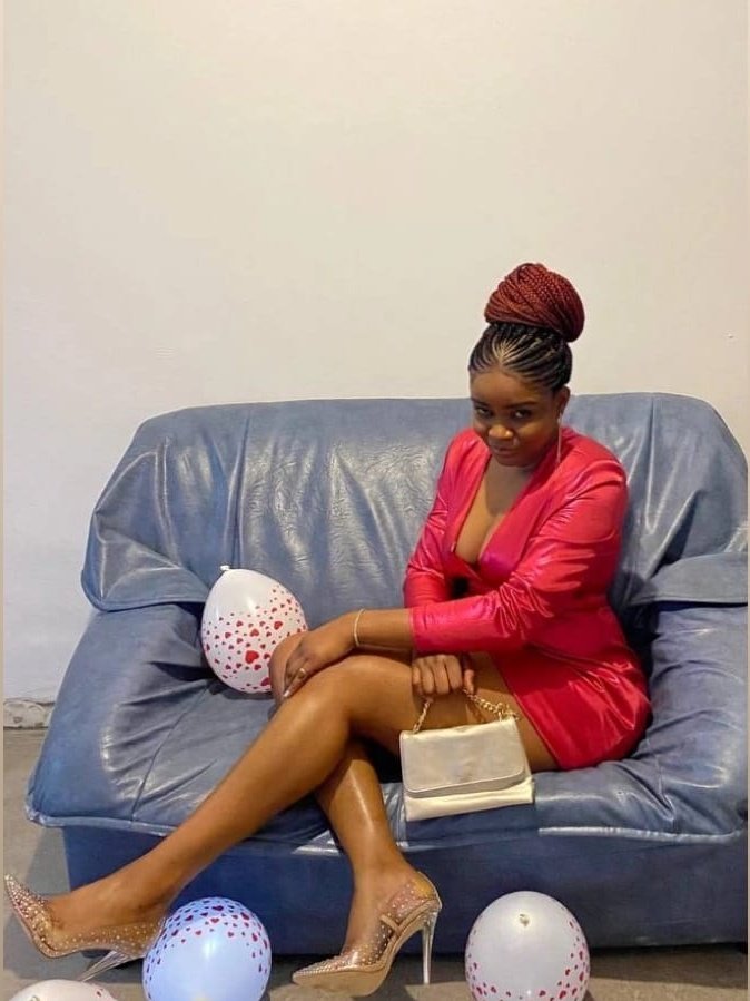 Lyionne's tweet photo. Je me suis mise à moins i de la trentaine il y a 3 jours. Et au lieu d'avoir peur comme le veut la société pour une femme de cette âge sans mari ni enfants, je me sens plutôt plus proche d'une  vie de femme singulièrement épanouie et fière d'avoir pris le temps de me connaître.❤️ https://t.co/DHpfBLg114