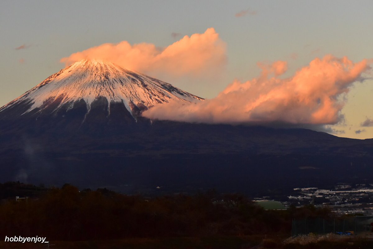 強烈な寒気と強風で旗雲を棚引く厳冬期の富士山🗻が夕陽☀️に照らさる。 噴煙を上げるような迫力ある神々しい姿でした。 今日夕方撮影📸
