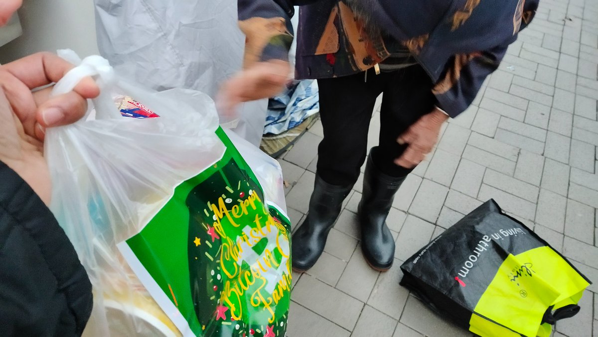 yburada1289's tweet photo. Who said you are not capable of helping others? 
This homeless old woman just received a Christmas gift. Because of #BitcoinCash, I felt more capable of doing so. 
We all are capable, whether it's small or big, what matters is we lend a helping hand. 

#BitcoinCash https://t.co/q2laHcRwQE