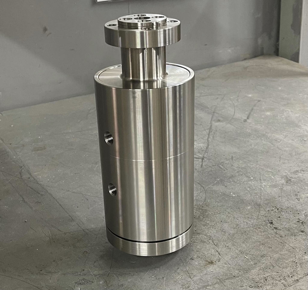FiltonLtd's tweet photo. #Sneakpeek at a 4 Port Swivel Joint we manufactured. All our joints are manufactured in the UK at our Leamington Spa site.

#rotaryunion #swiveljoint #multiport #filtonleamingtonspa #ukmfg #gbmfg #engineering #engineers https://t.co/GNaH9UuLEY