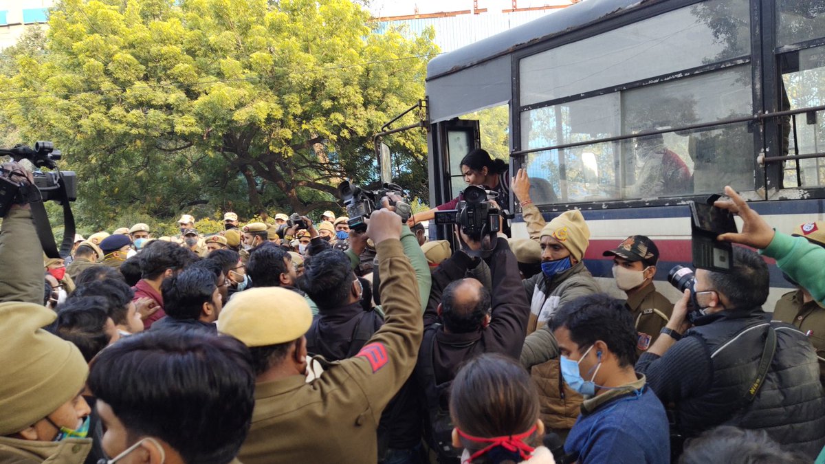 dentodontics's tweet photo. @RdaUcms Doctors are arrested by police 👮 who were doing agitation to #ExpediteNEETPGCounselling2021 
This move by giving &amp; police is unbearable now
@DrAsh_Mahendra @NidhiTanejaa @sushant_says @AshishOnGround @yuvahallabol @ANI @MirrorNow @anubha1812 @FordaIndia @FAIMA_INDIA_ https://t.co/5k81hUkUHt