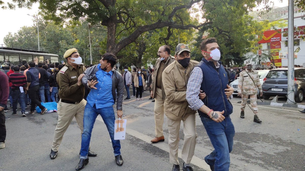 dentodontics's tweet photo. @RdaUcms Doctors are arrested by police 👮 who were doing agitation to #ExpediteNEETPGCounselling2021 
This move by giving &amp; police is unbearable now
@DrAsh_Mahendra @NidhiTanejaa @sushant_says @AshishOnGround @yuvahallabol @ANI @MirrorNow @anubha1812 @FordaIndia @FAIMA_INDIA_ https://t.co/5k81hUkUHt