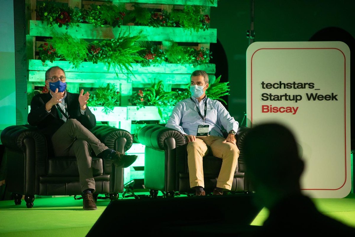 El martes 23 de noviembre abrimos la jornada con Global Smart Grids Innovation Hub - Innovación abierta y colaboración para liderar las redes inteligentes del futuro con los colaboradores Wallace Silva - <a href="/iberdrola/">Iberdrola</a>, Raúl Onaindia - <a href="/deustoEmprende/">Deusto Innovación y Emprendimiento</a> y Ander García - Drone by Drone