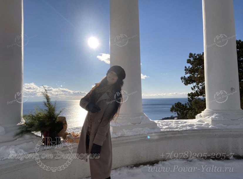 Yalta_Victoria's tweet photo. Новогодняя атмосфера в Крыму выглядит примерно так...🎄❄️ Погода прелесть, любуешься морем в обнимку с елкой, три килограмма мандарин в авоське и БЛАГОДАРИШЬ ЖИЗНЬ что ты здесь и сейчас 🙏 
#ЭстетикаЗимы #НовогоднееНастроение 
#Вкусно_от_Виктории https://t.co/aOdXHVQd6t