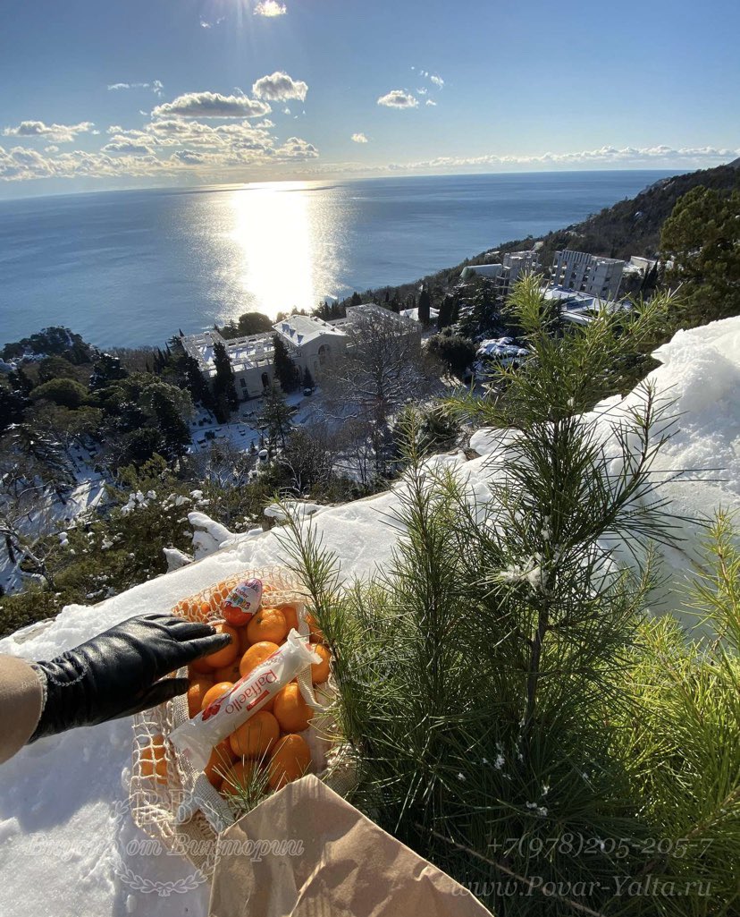 Yalta_Victoria's tweet photo. Новогодняя атмосфера в Крыму выглядит примерно так...🎄❄️ Погода прелесть, любуешься морем в обнимку с елкой, три килограмма мандарин в авоське и БЛАГОДАРИШЬ ЖИЗНЬ что ты здесь и сейчас 🙏 
#ЭстетикаЗимы #НовогоднееНастроение 
#Вкусно_от_Виктории https://t.co/dWhP1nrpK7