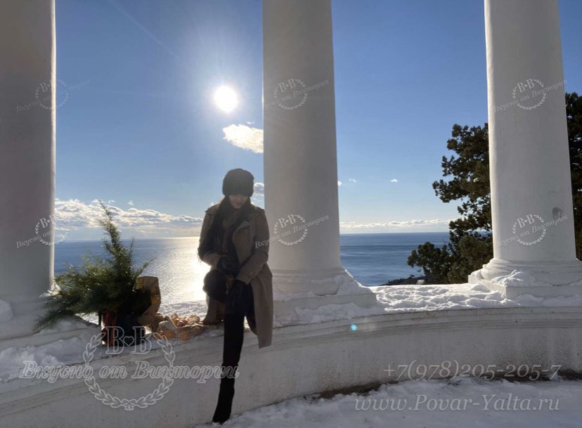 Yalta_Victoria's tweet photo. Новогодняя атмосфера в Крыму выглядит примерно так...🎄❄️ П��года прелесть, любуешься морем в обнимку с елкой, три килограмма мандарин в авоське и БЛАГОДАРИШЬ ЖИЗНЬ что ты здесь и сейчас 🙏 
#ЭстетикаЗимы #НовогоднееНастроение 
#Вкусно_от_Виктории https://t.co/dux960OTfH
