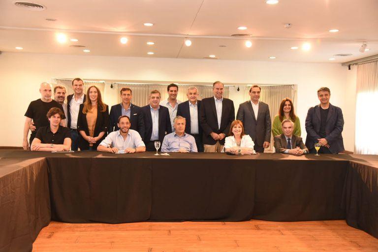 LANACION's tweet photo. Se reúne la mesa nacional de Juntos por el Cambio y evalúa sancionar a los diputados que faltaron al Congreso https://t.co/wP0gNZKFMv https://t.co/KTF7jjItjq