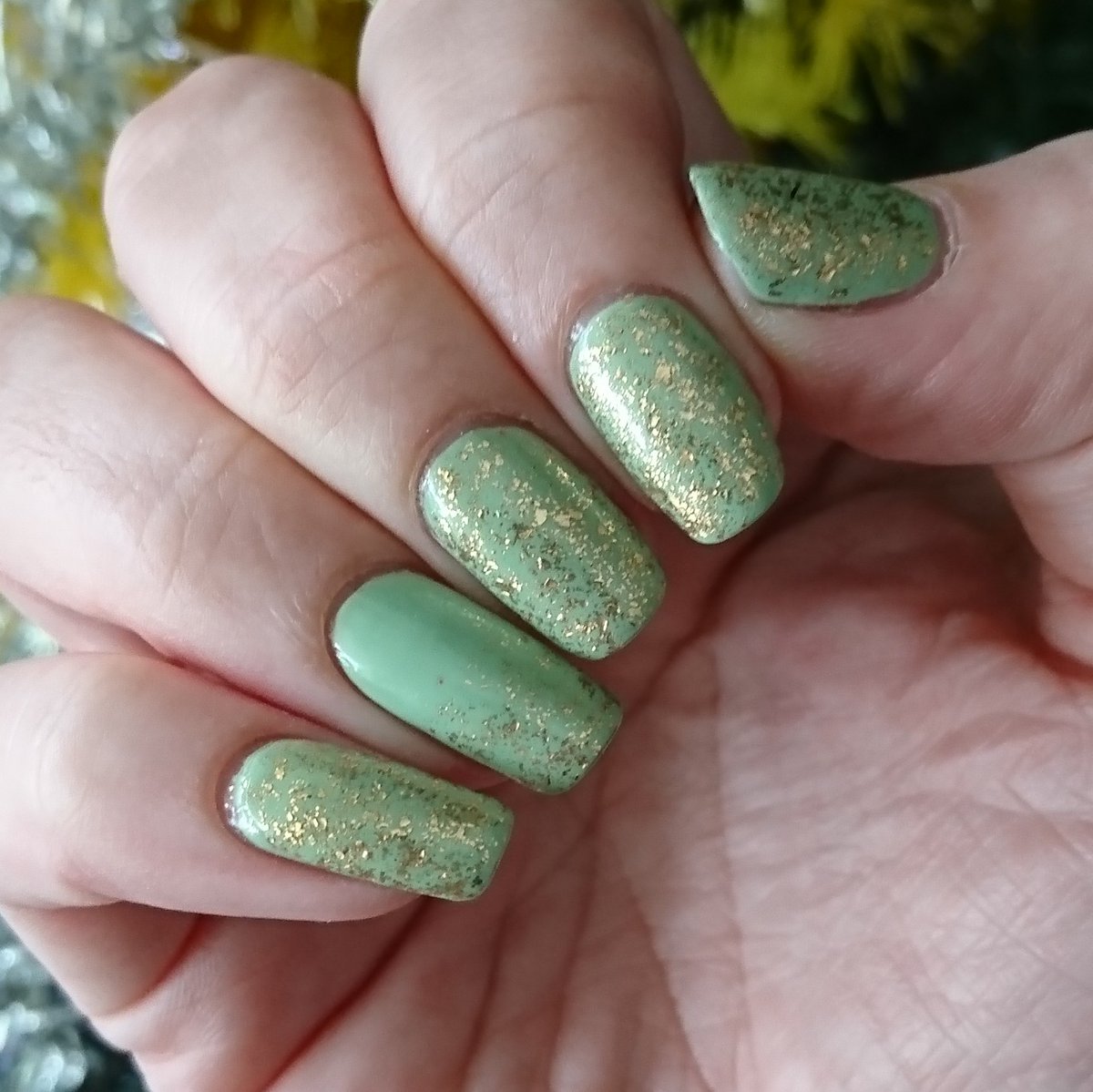 delicatelie89's tweet photo. This week's polish: I went with an off beat Cristmas colour choice, #MatchaMaker creme polish from the #TeaCremesCollection with a #GoldFlakeTaco. Glossy vs Matte tacos because I'm indecisive like that. Both? Both. ๐คท๐ปโโ๏ธ๐ฟ๐ฎ๐
๐ป๐ตโจ @holotaco @nailogical #holotaco #nailpolishaddict https://t.co/Sg3dr3o8Gw