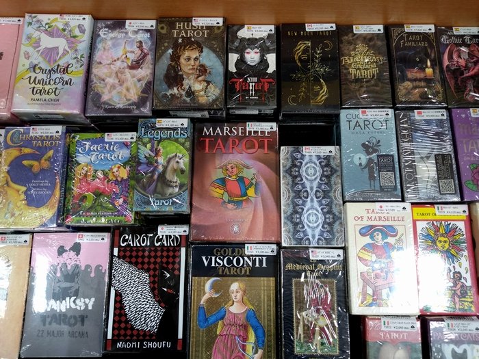 ブックファースト公式 青葉台店にて 世界のトランプ タロット展 を開催中 絵柄の綺麗なものや珍しいものなど 世界のトランプ タロットカードを多種ご用意しています ぜひお立ち寄りください 2月6日 日 まで 世界のトランプタロット展