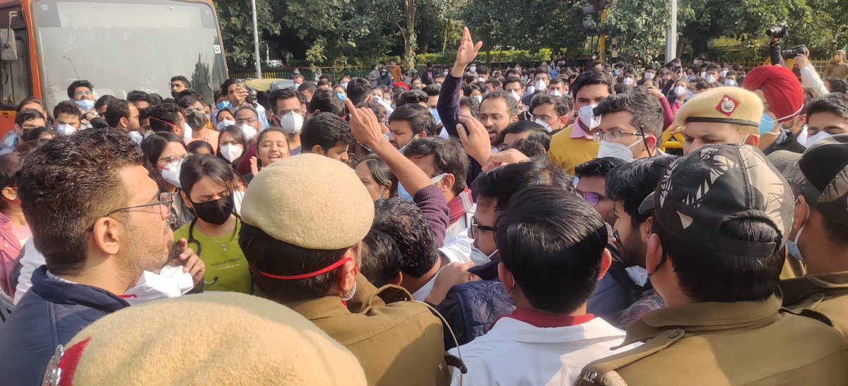 ShankulDwivedi's tweet photo. रोक तो लिया पर आवाज़ दबा नहीं पाओगे
While marching towards Supreme Court Doctors stopped by Delhi Police near Shaheed Park. The doctors are demanding expedition of NEET PG Councelling. #ExpediteNEETPGCounselling2021 https://t.co/2GVyFXWVBg