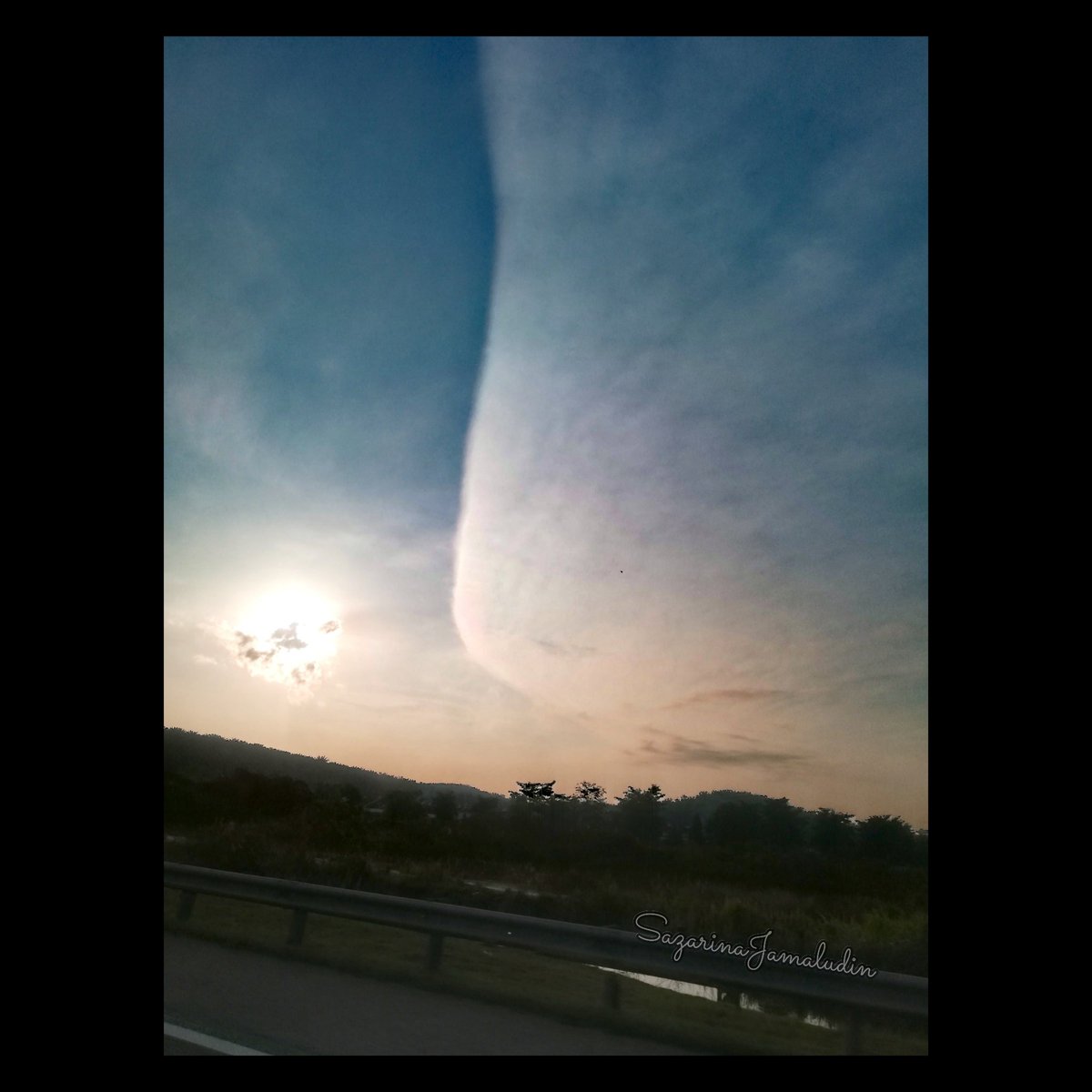 alongrina's tweet photo. View langit pagi tadi waktu aku on d way dari Senawang ke Port Klang. Bentuknya unik Subhanallah.... https://t.co/aSErjUyyUw