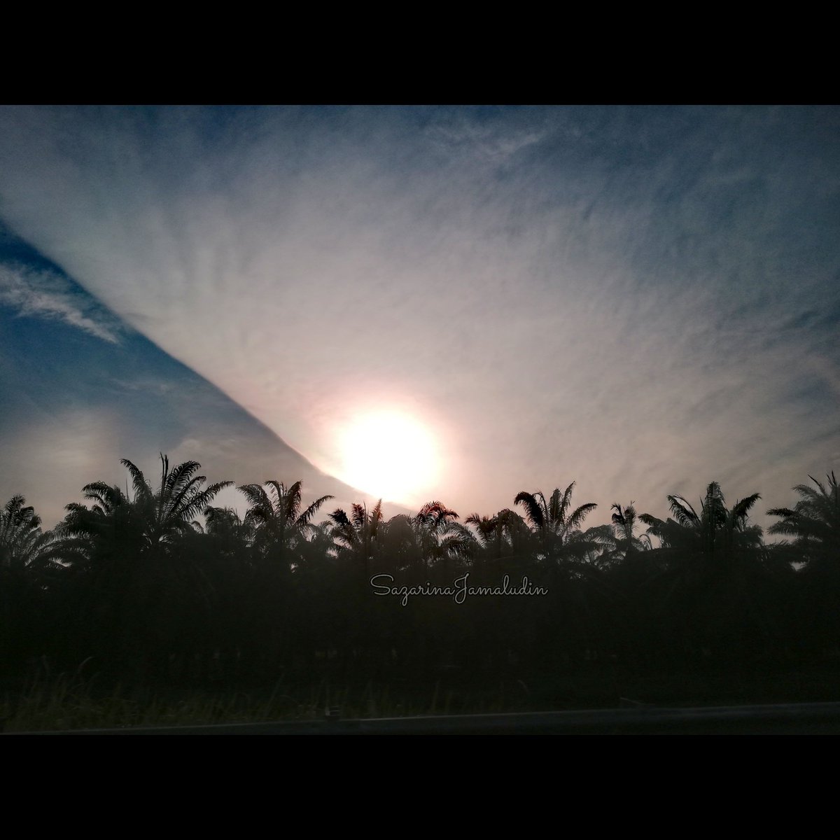 alongrina's tweet photo. View langit pagi tadi waktu aku on d way dari Senawang ke Port Klang. Bentuknya unik Subhanallah.... https://t.co/aSErjUyyUw