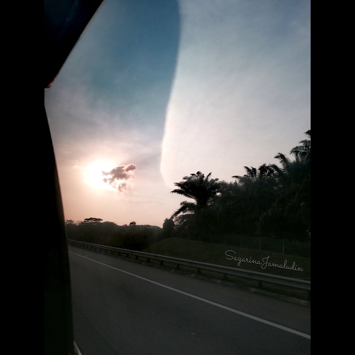 alongrina's tweet photo. View langit pagi tadi waktu aku on d way dari Senawang ke Port Klang. Bentuknya unik Subhanallah.... https://t.co/aSErjUyyUw