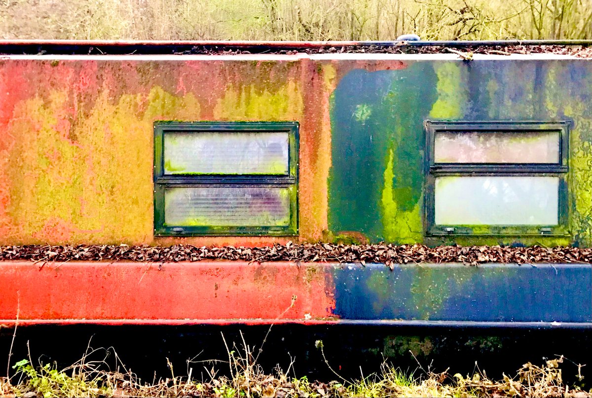 1000Rach's tweet photo. Taking sides #leaves #barge #blue #boat #canal #colours #green #leaves #paint #patchwork #red #windows #yellow 
Phone photos: #GrandUnionCanal #Rickmansworth #SpringwellLane 
https://t.co/6ZkgwgBnyj https://t.co/uCeTtEmIOG