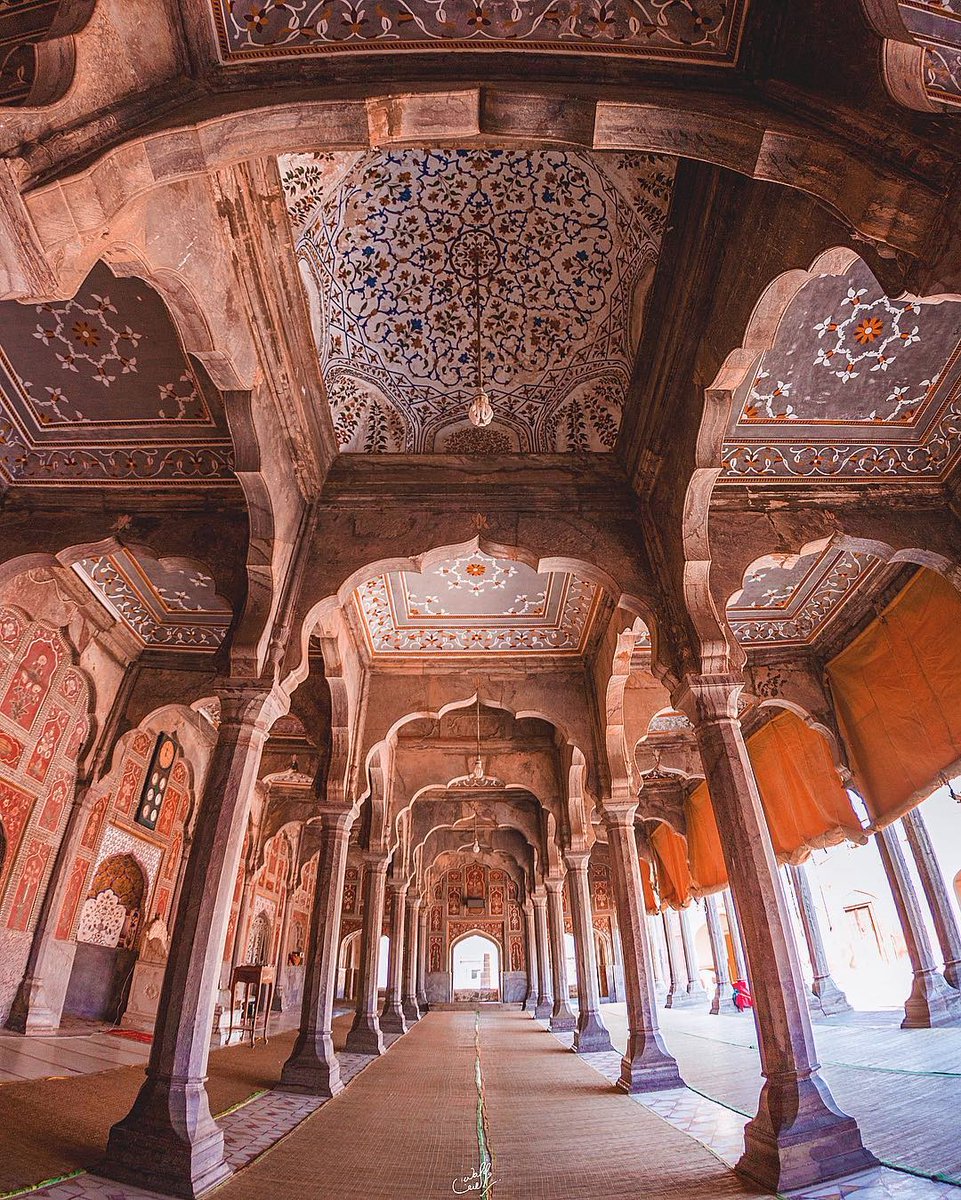 FascinatingPK's tweet photo. A Mughal era marvel, Chiniot's Shahi Mosque reflects all the salient features of Muslim architecture. The mosque incorporates traditional architecture and #Chinioti wood work which is still famous now.
#FascinatingPK #Pakistan #Punjab #islamicart #heritage #History https://t.co/tG8me880tE
