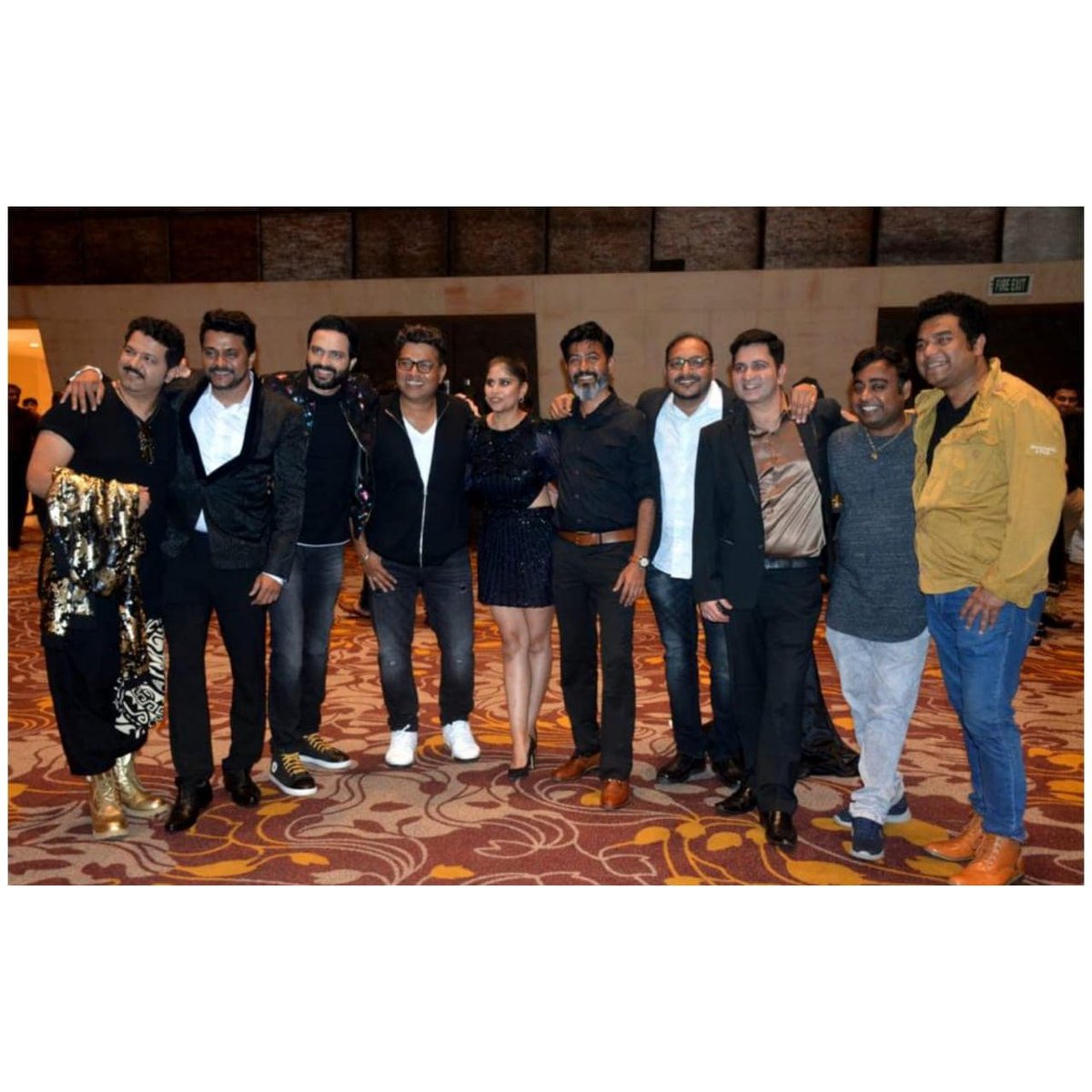 DreamersPR's tweet photo. Team Duniyadari Reunited at #MFK 

#Duniyadari #mfk #saietamhankar #ankushchaudhari #sanjayjadhav #avdhootgupte #amitraj #DeepakRane #sushantshelar #pankajpadgham #amitbhandari #yogeshshirsath #teamduniyadari #reuninon #marathimovie #bestmovie #awards #awardfunction #DreamersPR https://t.co/UBvP6DZLrj