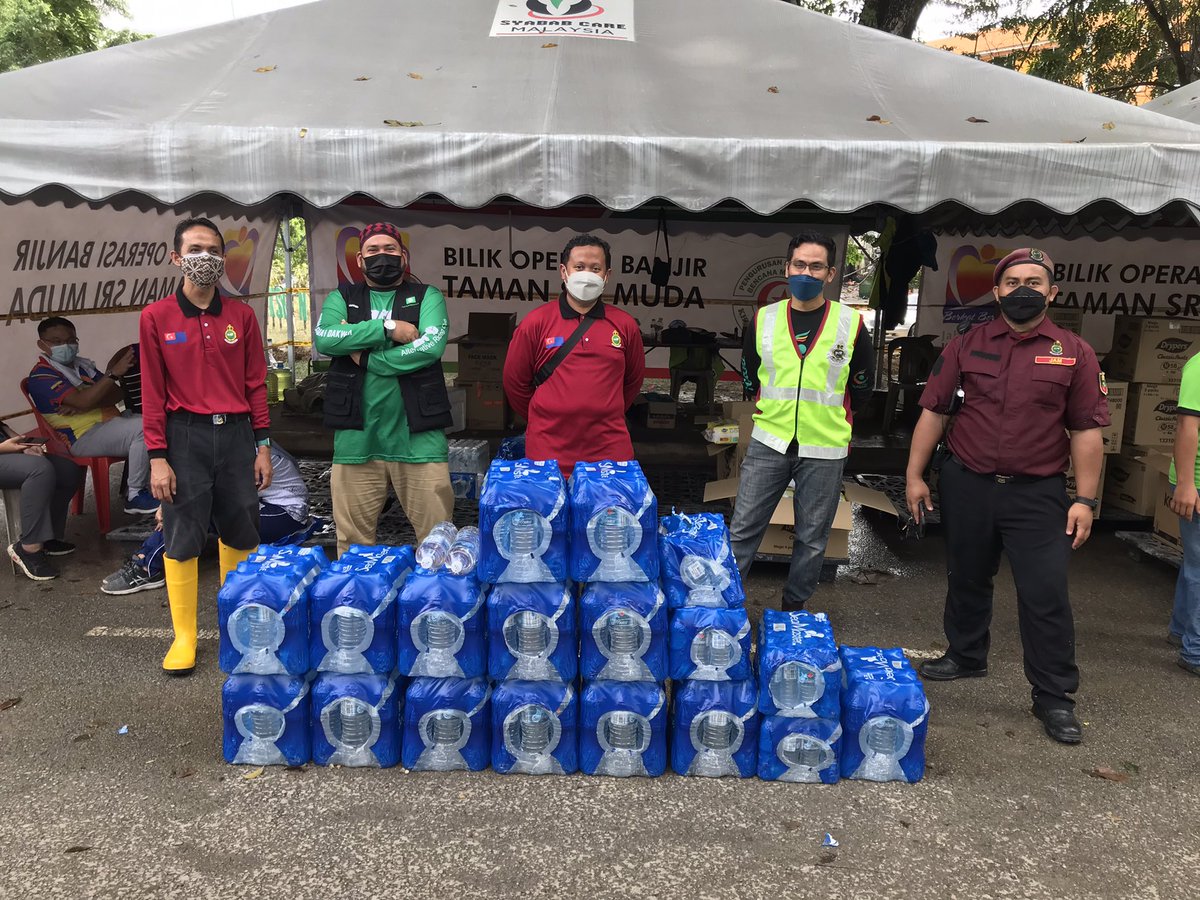 FameeMF's tweet photo. semangat yg xkn hilang. kami sedia membantu selagi mampu.✊🏻 simpan disini buat kenangan.insyaallah berazam utk infaq tenaga utk misi yg akan datang.💪🏻

#JabatanAmalMalaysia
#AmalBantuBanjir 
#BeramalKeranaAllah https://t.co/zuJd2NhCpS
