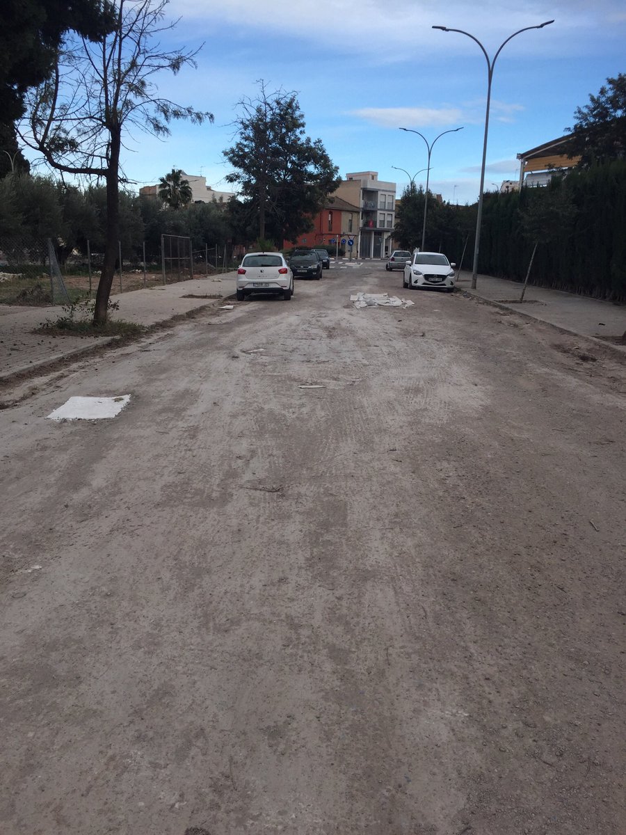 TpEdipa's tweet photo. ¡¡¡DENUNCIA PÚBLICA!!!

¡¡¡VERGÜENZA!!! De como están algunas calles de mi pueblo, llenas de suciedad, sin asfaltar, con falta de alumbrado y el alcantarillado... lleno de suciedad y sin las rejillas https://t.co/jesfiyCxEx