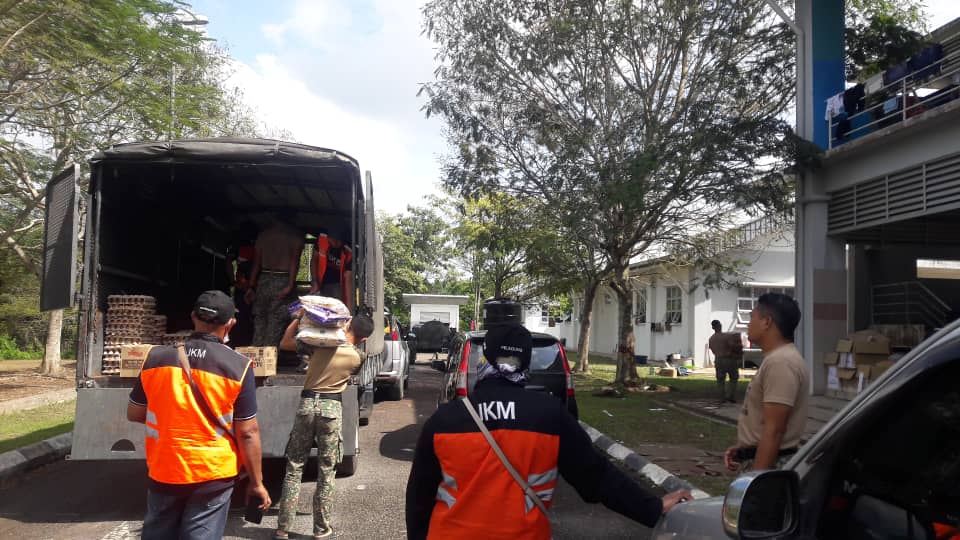 27.12.2021 ll Perkhidmatan lori pengangkut bagi membantu pihak JKM Bentong untuk membawa barangan bantuan kepada mangsa bencana.
#jkrprihatin #jkrmalaysia #jasakepadarakyat
<a href="/JKRPAHANG/">JKR PAHANG</a> <a href="/irAhmadAzizi1/">irAhmadAzizi</a> <a href="/IrHafizah/">Hafizah</a>