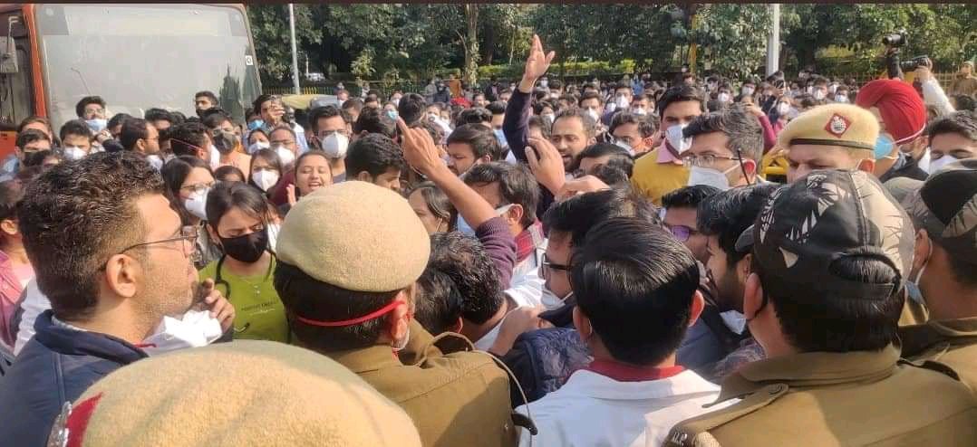 official_aimsa's tweet photo. Day 11 of protest for #neetpg2021counselling. Doctors marching towards Supreme Court. Halted by police at Shaheed Park. @PMOIndia @NMC_IND @MoHFW_INDIA @mansukhmandviya @OfficeOf_MM @ANI @aajtak @ABPNews https://t.co/MPLJsTpdP4