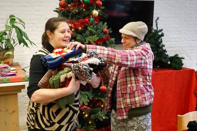 Hanneke brengt breisels, daklozen maken een attentie: ‘Zorgen voor een lichtpuntje in elkaars leven’ gelderlander.nl/nijmegen/hanne…